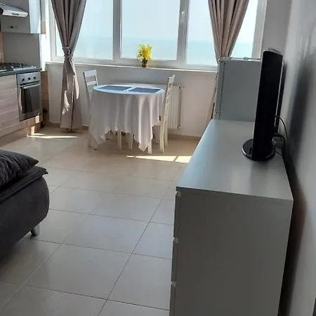 Summerland Seaview Apartment Mamaia