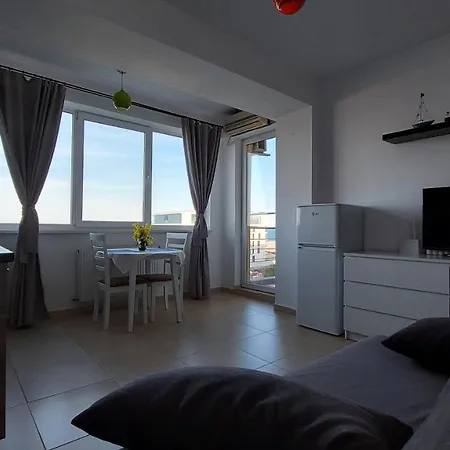 Summerland Seaview Apartment Mamaia